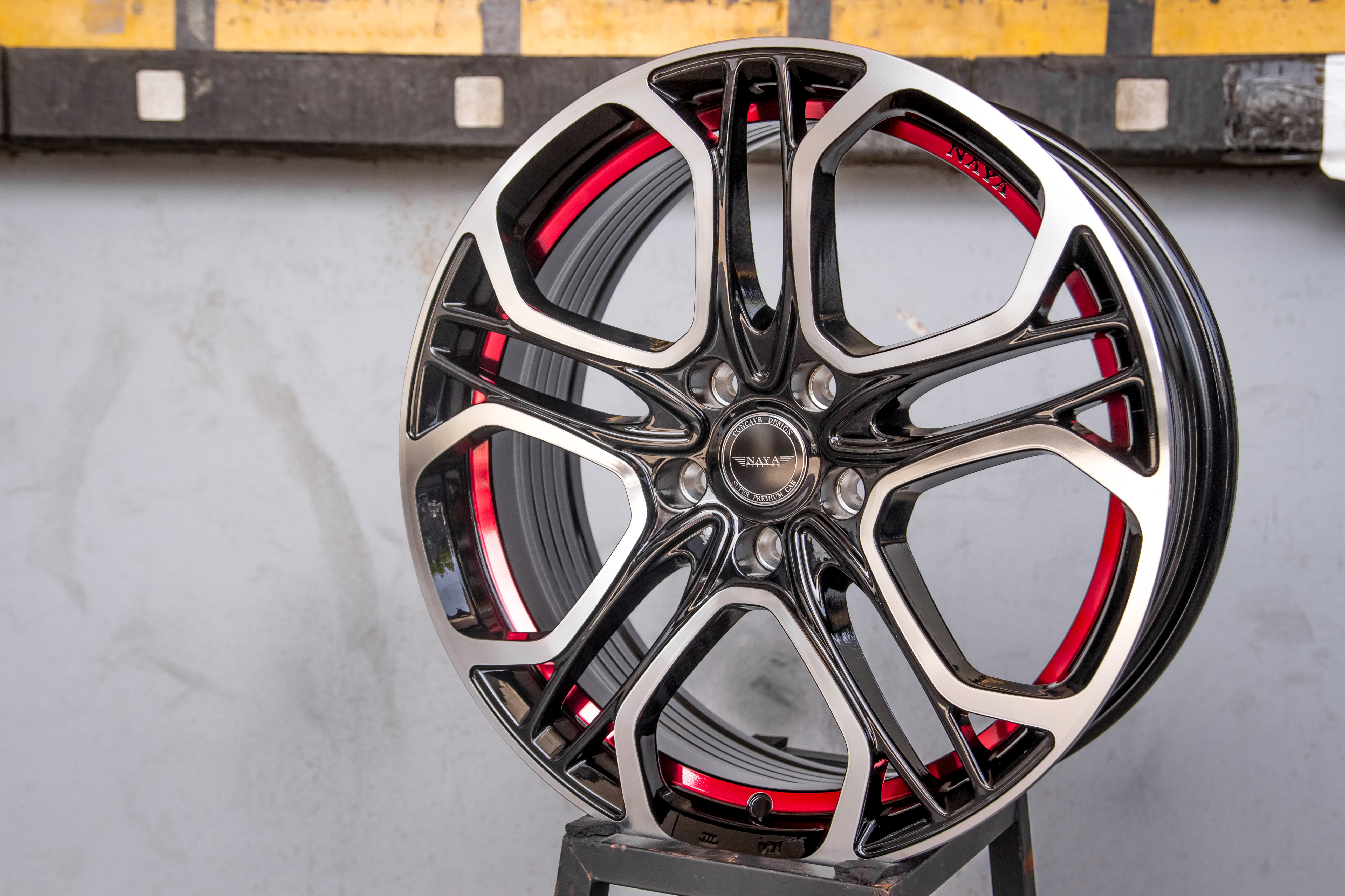 แม็กซ์ ROZZO (YA9979) 17x7.0 5x114.3 ET35 CB.73.1 (R)B-P (สีหน้าเงาร่องดำท้องแดง)