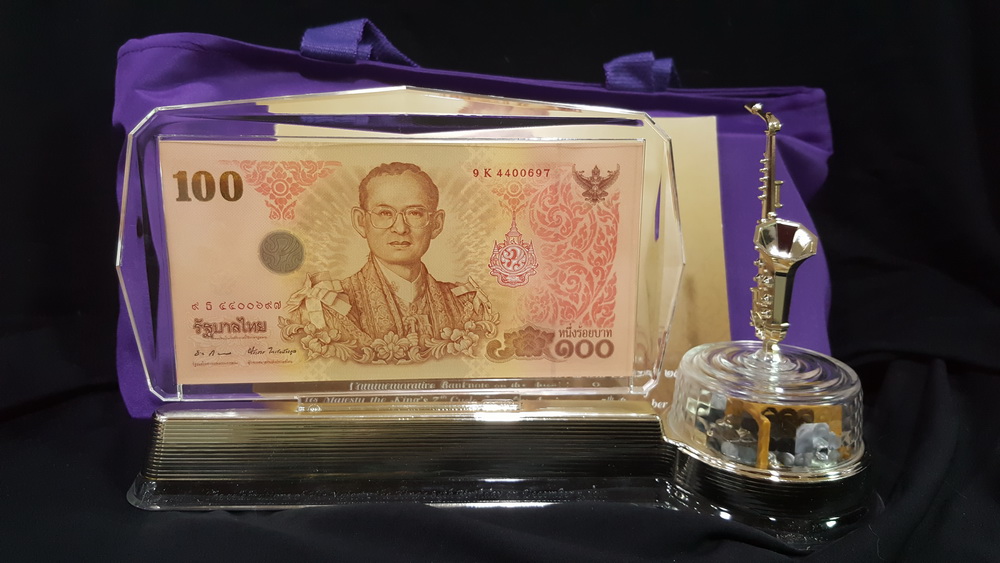 ธนบัตร ๑๐๐ บาท วาระ มหามงคลเฉลิมพระชนมพรรษา ๗ รอบ ๕ ธันวาคม ๒๕๕๔ พร้อมกล่องดนตรี + ถุงผ้าไหม