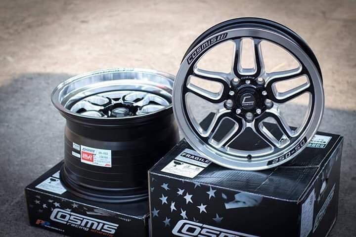 ล้อแม็กซ์ COSMIS DS-052 (YA9995B) 15X3.5 5X114.3 ET0 CB.73.1 DI-B-LP-W-S-U-R-XZ (สีดำ+ขอบเงา+CNCข้างก้าน+CNCหนังสือ)