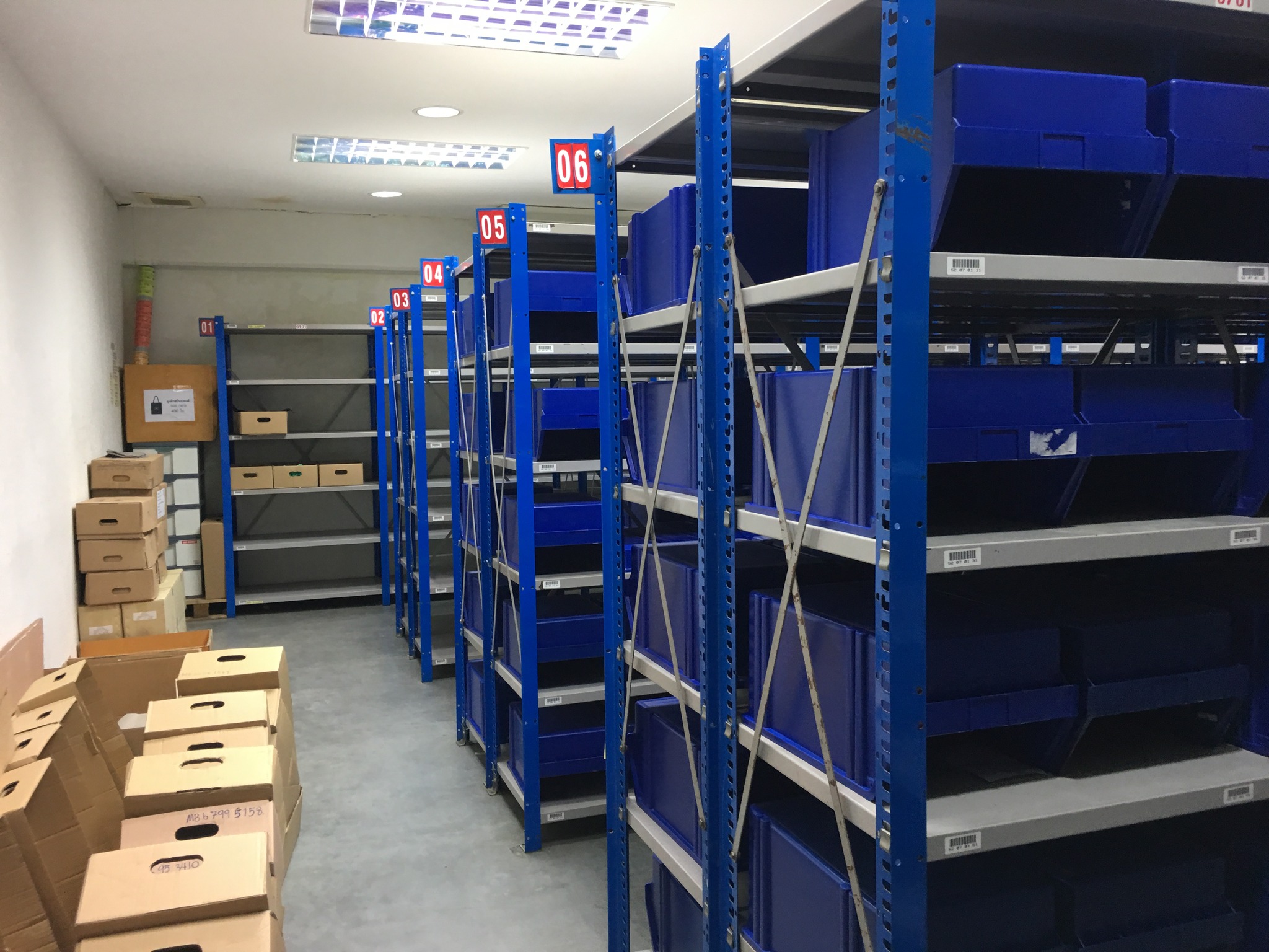 ชั้นวางของ มือสอง สภาพ 90% ขายยกแถว แถวละ 5 ล๊อคต่อเนื่องกัน