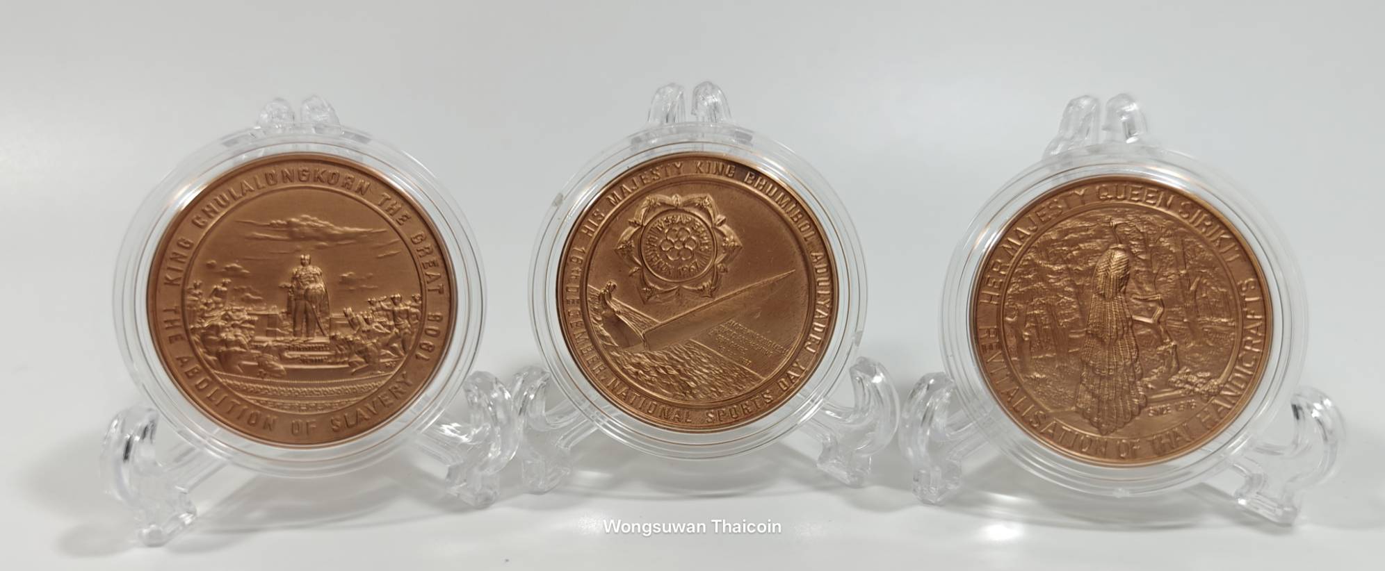 เหรียญที่ระลึกเบญจมหามงคล ทองแดง 32 ม.ม. ชุดกล่อง 3 เหรียญ