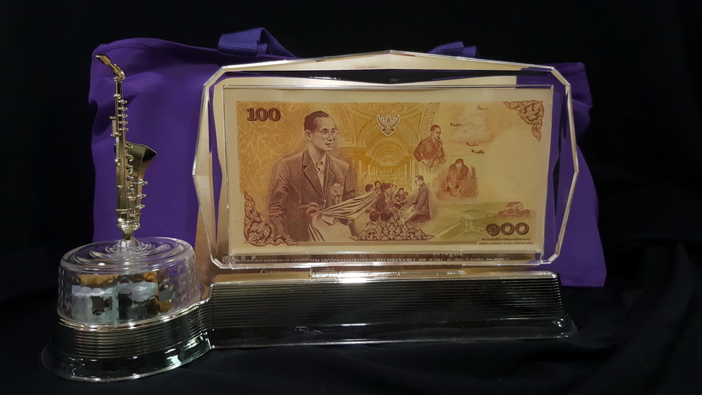 ธนบัตร ๑๐๐ บาท วาระ มหามงคลเฉลิมพระชนมพรรษา ๗ รอบ ๕ ธันวาคม ๒๕๕๔ พร้อมกล่องดนตรี + ถุงผ้าไหม