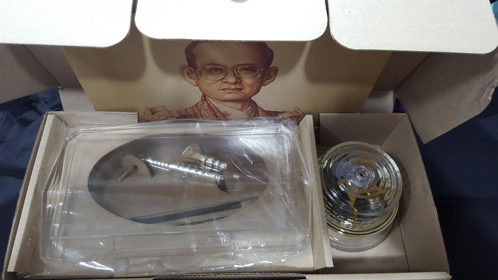 ธนบัตร ๑๐๐ บาท วาระ มหามงคลเฉลิมพระชนมพรรษา ๗ รอบ ๕ ธันวาคม ๒๕๕๔ พร้อมกล่องดนตรี + ถุงผ้าไหม