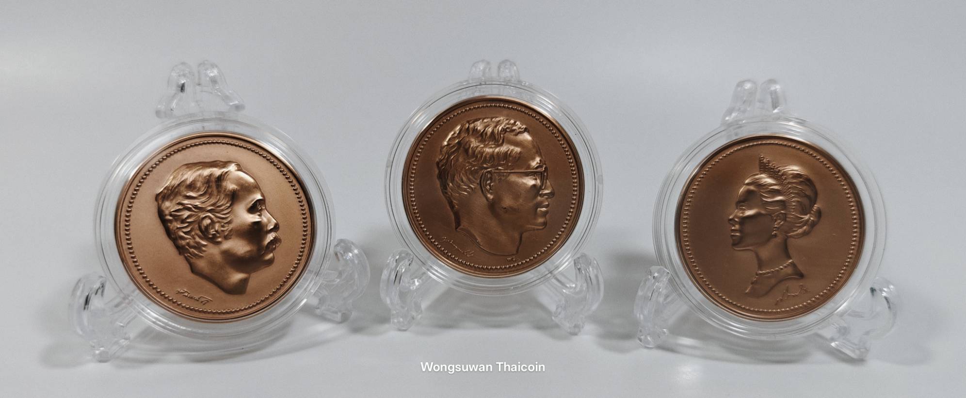 เหรียญที่ระลึกเบญจมหามงคล ทองแดง 32 ม.ม. ชุดกล่อง 3 เหรียญ