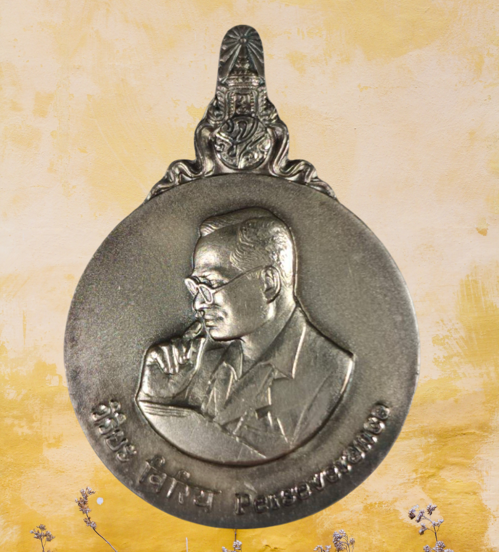 เหรียญพระมหาชนก เนื้อเงิน พิมพ์ใหญ่ ปี 2539 พร้อมหนังสือ