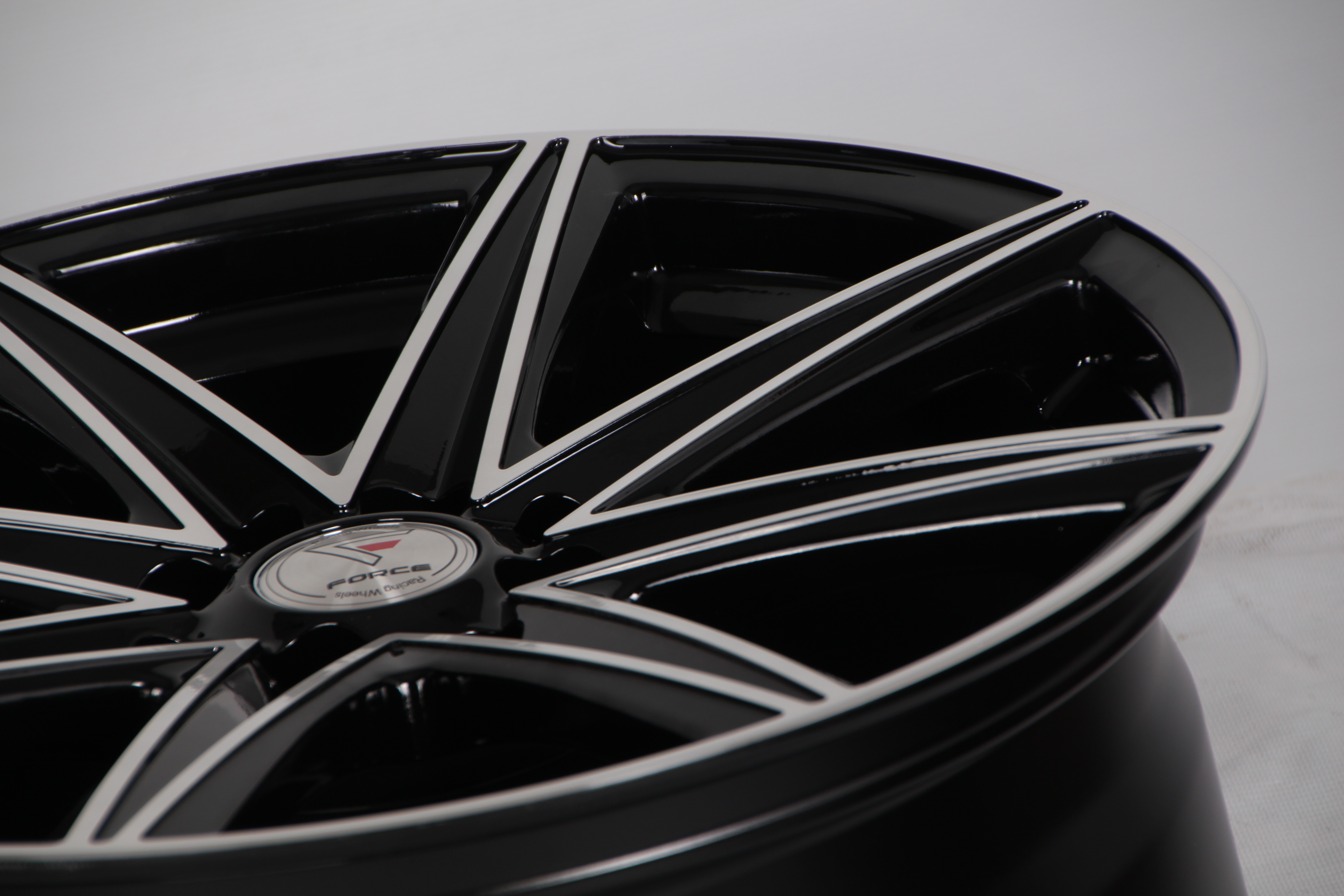 แม็กซ์ VIVID8_ARACH 17X7.5 8X100/114.3 ET40 CB.73.1 B-P (สีหน้าเงาร่องดำ)