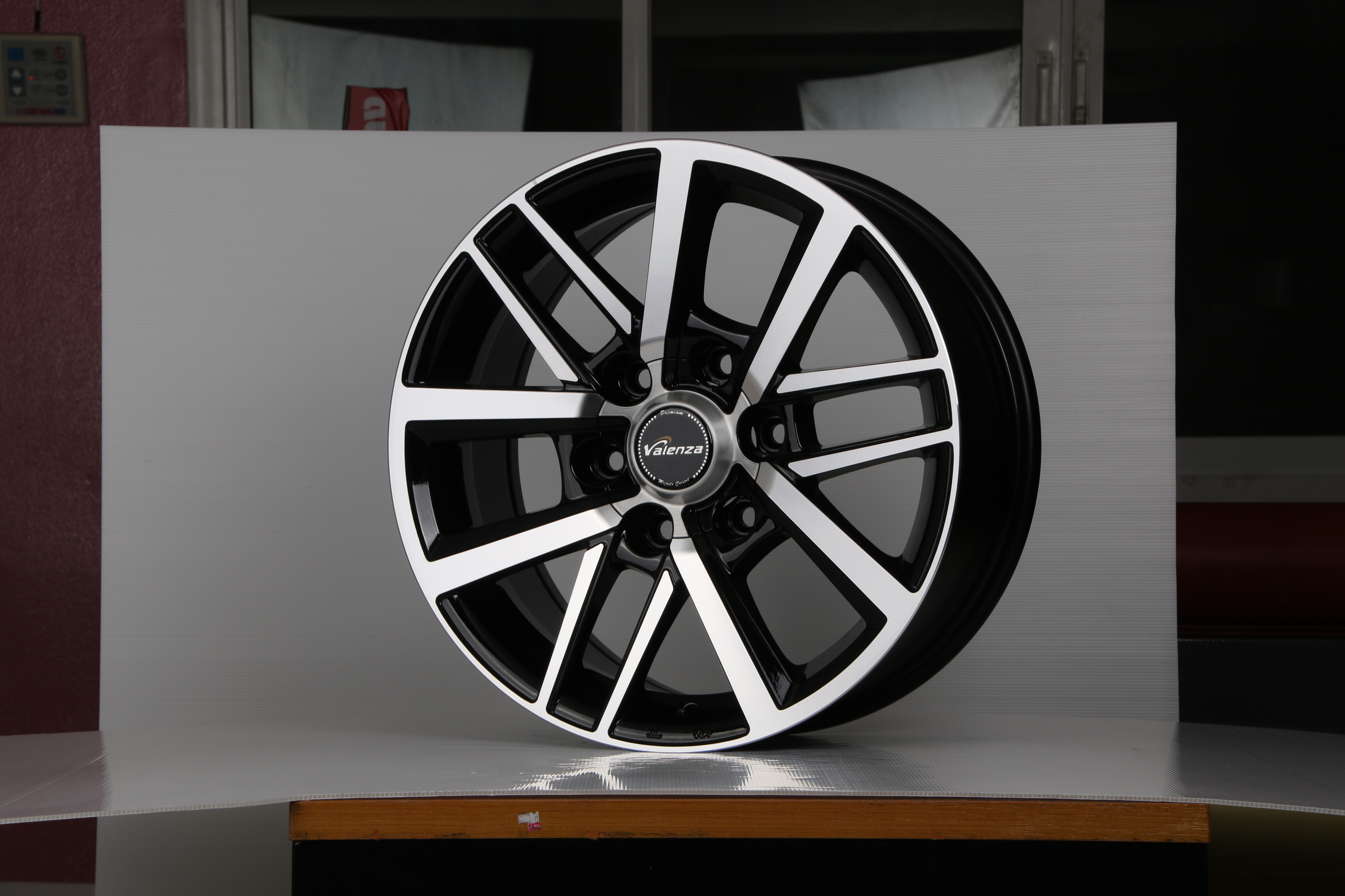 แม็กซ์ FORTUNE(7229) 15X6.5 6X139.7 ET25 CB.106.1 B-P (สีหน้าเงาร่องดำ)